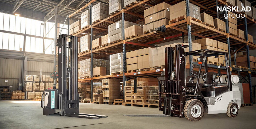 Электрический самоходный штабелер или электропогрузчик: что выгоднее и лучше для малого и среднего бизнеса и почему? Выбор оптимальной техники для складских работ
